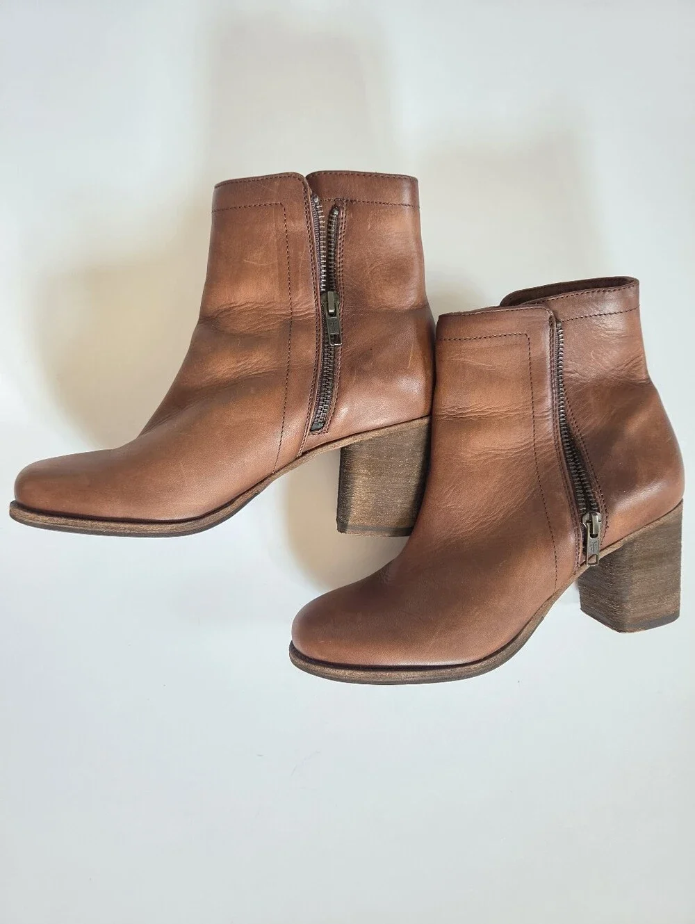 Frye Addie double zip cognac leather ankle booties round toe Like New! Size 8
